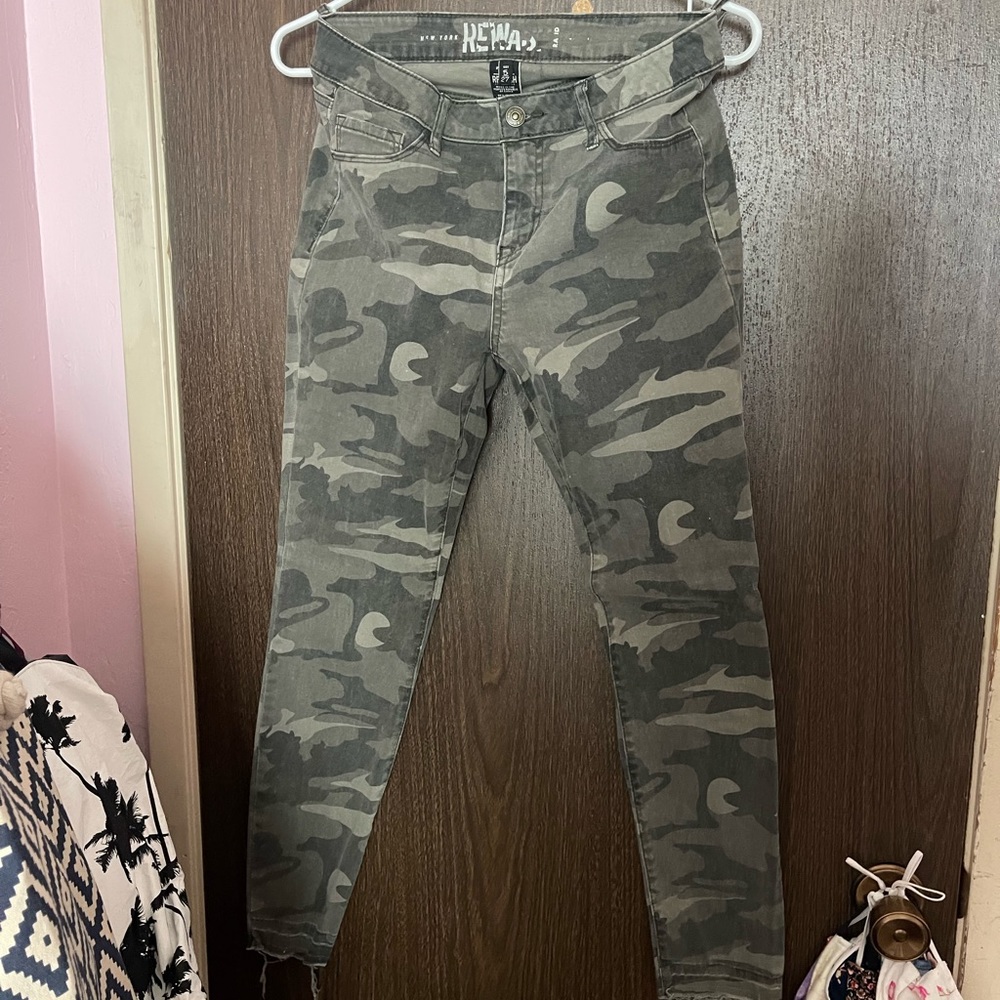 Size 27 or 5 skinny jeans. Camo print. Good condition. nice material.